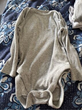 GAP Ribbed Long-Sleeve Bodysuit — Light Gray and White With Pocket 6 Total